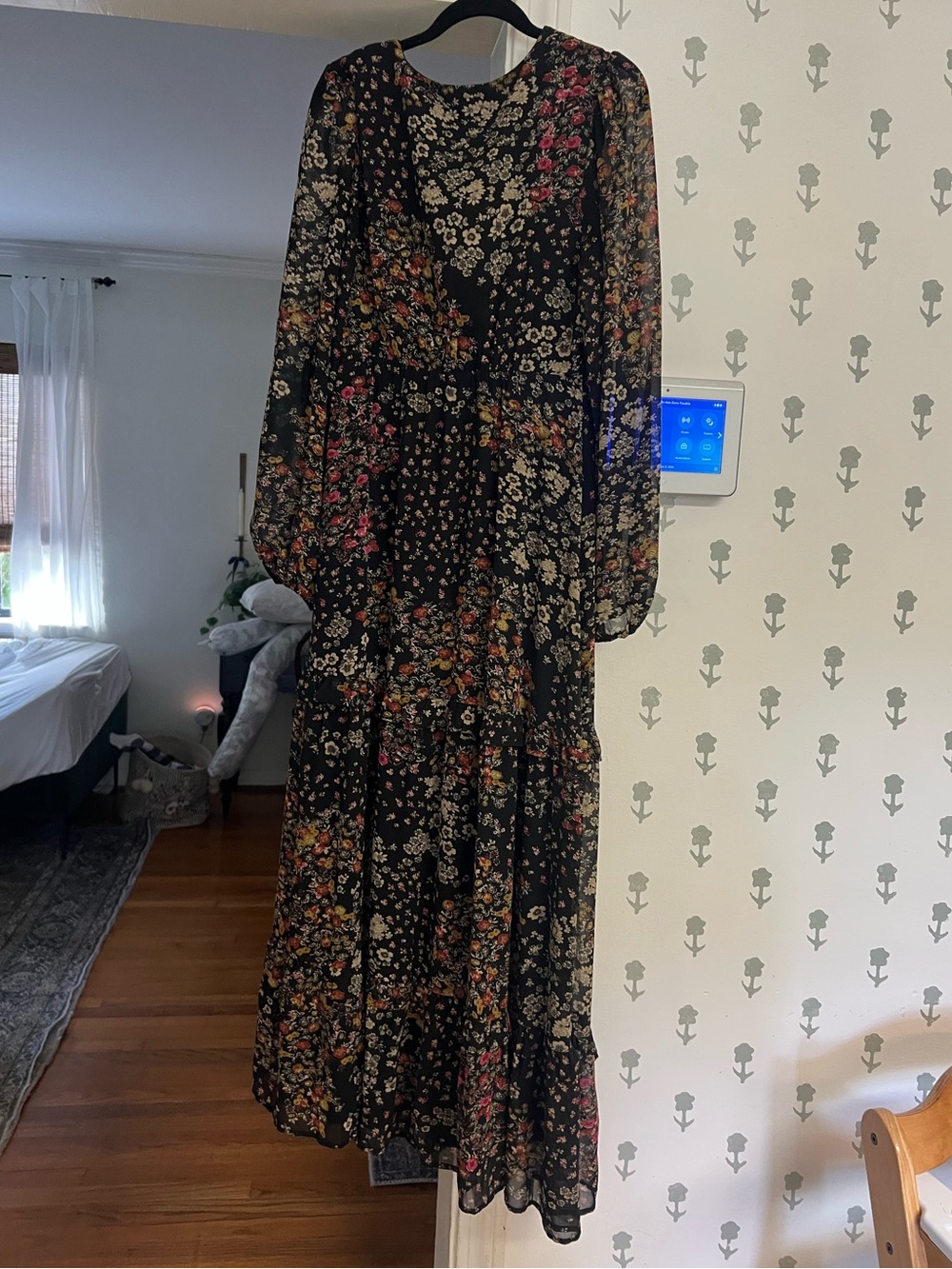 Shop Henly Baevely long sleeve maxi dress black florals - Picture 8 of 10